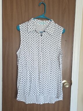 Maurices White Sleeveless Button-Front Blouse with Navy Sailboat Print